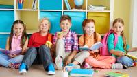 Ein buntes Kindergruppenfoto im Klassenzimmer