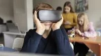 Ein junge trägt eine VR Brille