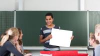 Junge hält Präsentation vor Kreidetafel