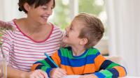 Mutter und Sohn lernen gemeinsam