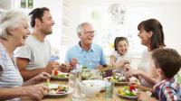 Familie beim gemeinsamen Essen