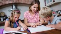 Mutter lernt mit Kindern