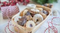 Kekse in einem Behälter zur Adventszeit