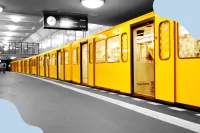 Berliner U-Bahn-Haltestelle mit haltender U-Bahn