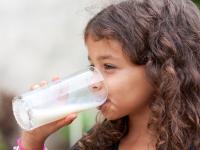 Foto eines Mädchens beim Milch trinken